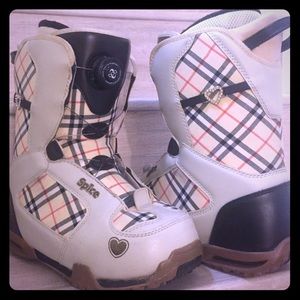 Snowboarding boots